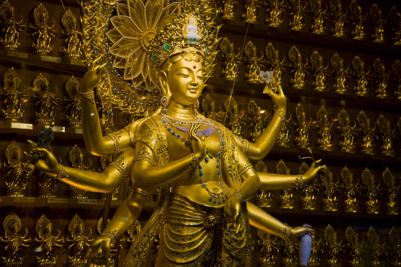 东方人,一个人,无人,站,笑,微笑,横图,室内,白天,正面,民族服装,度假,智慧,美景,城市风光,城市,帽子,项链,雕塑,三亚,中国,亚洲,仅一个年轻女性,仅一个女性,仅一个人,一排,许多,阴影,服装,节日,神话,艺术,整齐,装饰,反射,雕刻,雕像,影子,墙,景观,很多,注视,黄种人,文化,娱乐,墙壁,墙面,装饰品,海南,排列,衣服,饰品,手链,首饰,工艺品,观察,看,祈祷,手势,站着,享受,休闲,健康,金色,景色,放松,许愿,宗教,观音,服饰,手镯,海南省,佛教,信仰,观看,纪念,祈求,美术,察看,衣着,穿着,队列,关注,主题,传说,镯子,陈列,东亚,菩萨,千手观音,三亚市,南山,观音菩萨,中华人民共和国,华南地区,功能,美学,琼,衣饰,释教,慈悲,中国神话,观世音,观世音菩萨,观音大士,观自在菩萨,平安,年轻女性,女人,女性,亚洲人,站立,半身,彩图,传统服装,民俗服,南山文化旅游区,千手观音菩萨,打手势