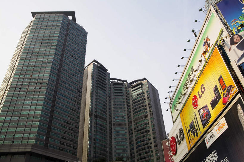 无人,高楼大厦,横图,室外,白天,仰视,度假,美景,窗户,落地窗,城市风光,城市,大厦,建筑,路灯,摩天大楼,照明,重庆,中国,亚洲,一排,许多,阴影,整齐,并列,并排,光线,信息,英文,标志,文字,影子,字符,字母,景观,灯光,很多,娱乐,标识,建设,海报,玻璃窗,广告,灯,排列,蓝色,蓝天,天空,阳光,天,享受,休闲,景色,放松,晴朗,英文字母,照亮,照明设备,队列,宣传,平行,玻璃幕墙,东亚,万里无云,中华人民共和国,西南地区,重庆市,渝,沙坪坝区,山城,晴空,晴空万里,彩图,低角度拍摄,大楼,高层建筑,高楼,摩天楼,招贴