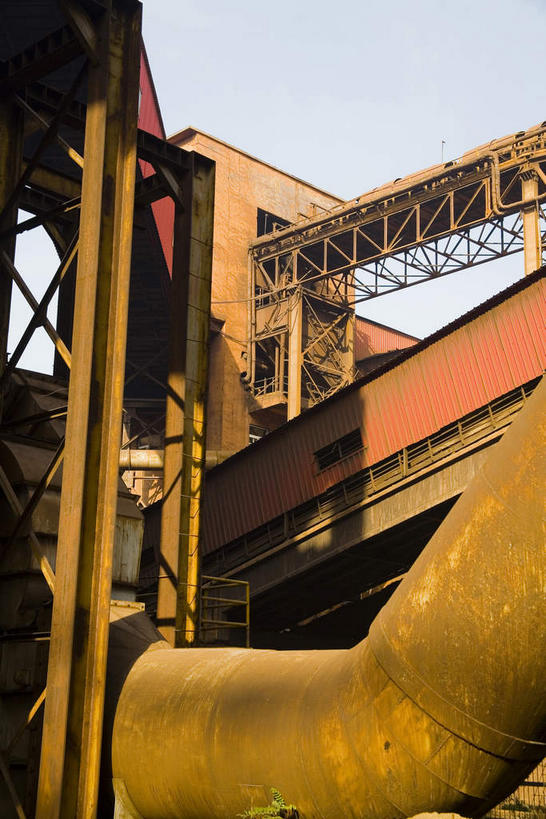 无人,工厂,竖图,室外,白天,仰视,度假,美景,窗户,城市风光,城市,金属制品,北京,中国,亚洲,阴影,光线,金属,管子,影子,墙,景观,首都,娱乐,管道,玻璃窗,架子,墙壁,墙面,蓝色,蓝天,天空,阳光,天,享受,休闲,景色,放松,工业,晴朗,支撑,固定,东亚,钢铁厂,万里无云,中华人民共和国,北京市,京,北平,华北地区,石景山区,晴空,晴空万里,彩图,低角度拍摄,制造厂,生产工厂,首钢,首钢集团,石景山