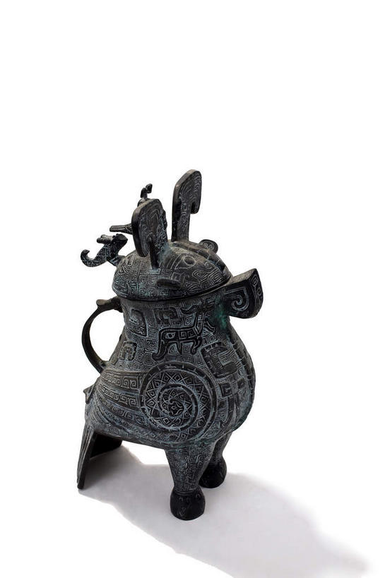 无人,竖图,俯视,室内,特写,白天,白色背景,静物,杯子,金属制品,金属,一个,酒杯,摄影,影棚,单个,摄影棚,樽,青铜,青铜器,彩图,高角度拍摄,影棚拍摄,拍摄,青铜制品,妇好鸮尊
