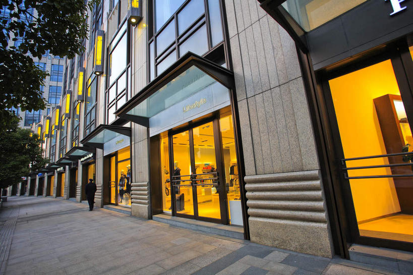 无人,商店,横图,室外,白天,仰视,购物,度假,消费,美景,植物,窗户,落地窗,城市风光,超市,城市,橱窗,道路,路,商场,上海,中国,亚洲,一排,阴影,整齐,并列,并排,光线,影子,景观,小路,交通,娱乐,玻璃窗,树,树木,排列,绿色,阳光,自然,享受,休闲,景色,放松,金融,百货,生长,成长,申,队列,平行,选购,贸易,百货公司,东亚,玻璃橱窗,上海市,中华人民共和国,沪,华东地区,血拼,雨篷,彩图,低角度拍摄,购物商场,购物中心,商业中心