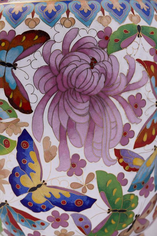 无人,竖图,室内,特写,白天,正面,爱情,蝴蝶,静物,珐琅,装饰,纹路,昆虫,纹理,粉色,动物,两只,菊花,华丽,修饰,吉祥,点缀,益虫,肌理,高洁,衬托,美观,雅致,雅观,长寿,怀恋,清净,真情,寿客,秋菊,搪瓷,景泰蓝,半身,彩图