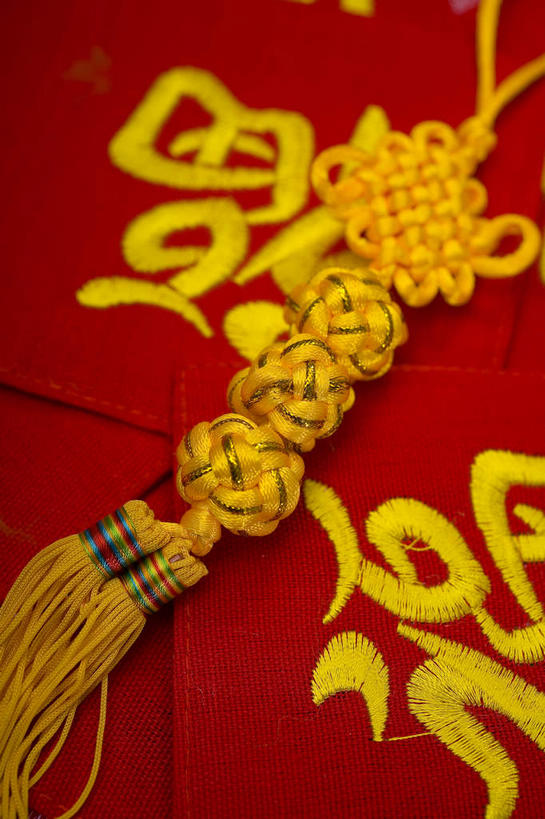 无人,竖图,俯视,室内,特写,白天,静物,风俗,艺术,民俗,标志,文字,字符,手工艺品,文化,标识,黄色,红色,工艺品,中国结,金色,汉字,恭喜,红包,高雅,中文,祝贺,饰物,祝愿,自信心,品位,国文,华文,民风,习气,习惯,红封包,彩图,高角度拍摄