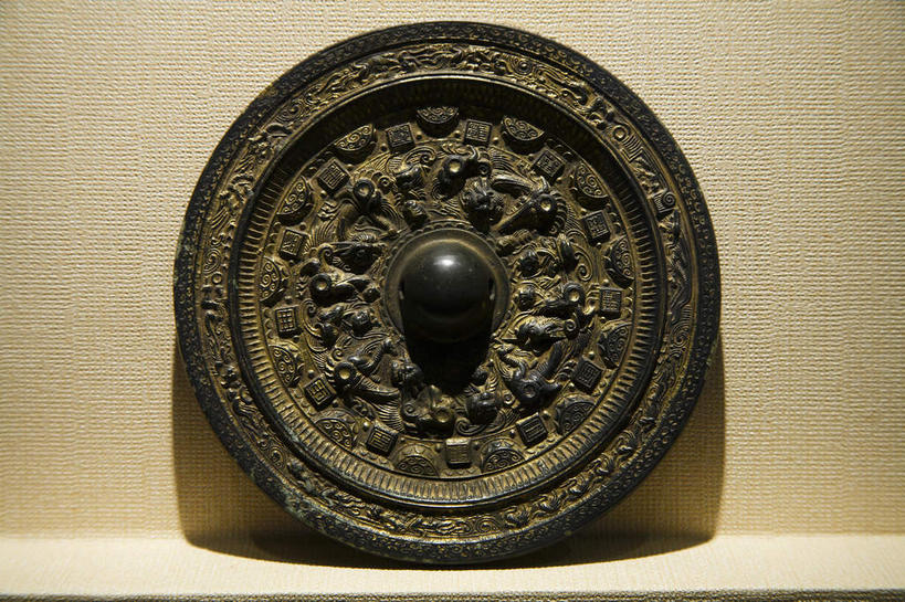 无人,横图,室内,特写,白天,正面,镜子,静物,金属制品,纹路,金属,纹理,一个,摄影,影棚,褐色背景,单个,镜像,镜面,肌理,青铜,青铜器,彩图,影棚拍摄,拍摄,青铜制品,青铜镜,铜镜