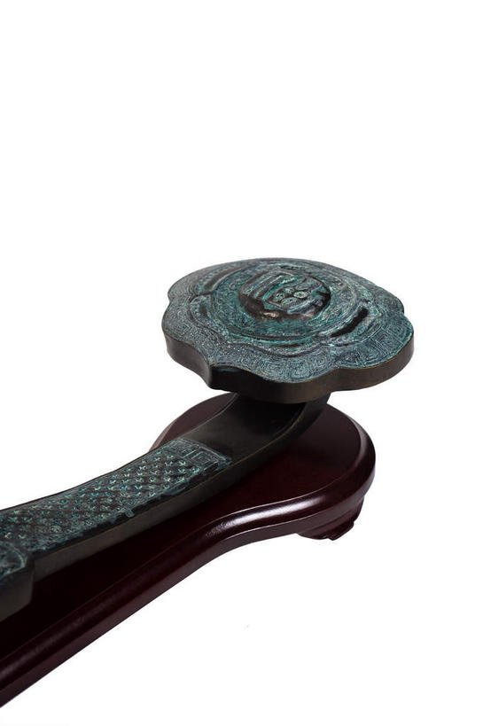 无人,竖图,俯视,室内,特写,白天,白色背景,绘画,幸福,装修,静物,玉,雕塑,艺术,装饰,材料,雕刻,雕像,浮雕,古典,文化,文物,装潢,一个,工艺品,摄影,奢侈品,影棚,单个,古董,纪念,保护,玉器,涂料,美术,吉祥,贵重,珍贵,古物,摄影棚,主题,陈列,玉石,古玩,如意,功能,美学,宝贵,画画,彩图,高角度拍摄,影棚拍摄,拍摄,玉如意,浅浮雕,凡立水,绝缘漆,清漆