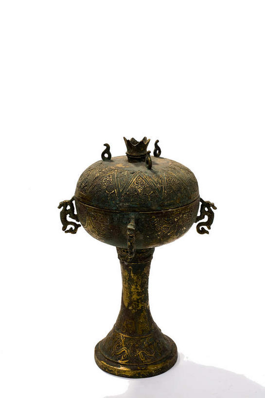 无人,竖图,俯视,室内,特写,白天,白色背景,静物,金属制品,阴影,装饰,反射,纹路,金属,纹理,影子,古典,文化,文物,一个,工艺品,摄影,影棚,单个,古董,华丽,修饰,点缀,古物,摄影棚,古玩,肌理,青铜,衬托,美观,雅致,雅观,青铜器,彩图,高角度拍摄,影棚拍摄,拍摄,青铜制品,蟠龙纹