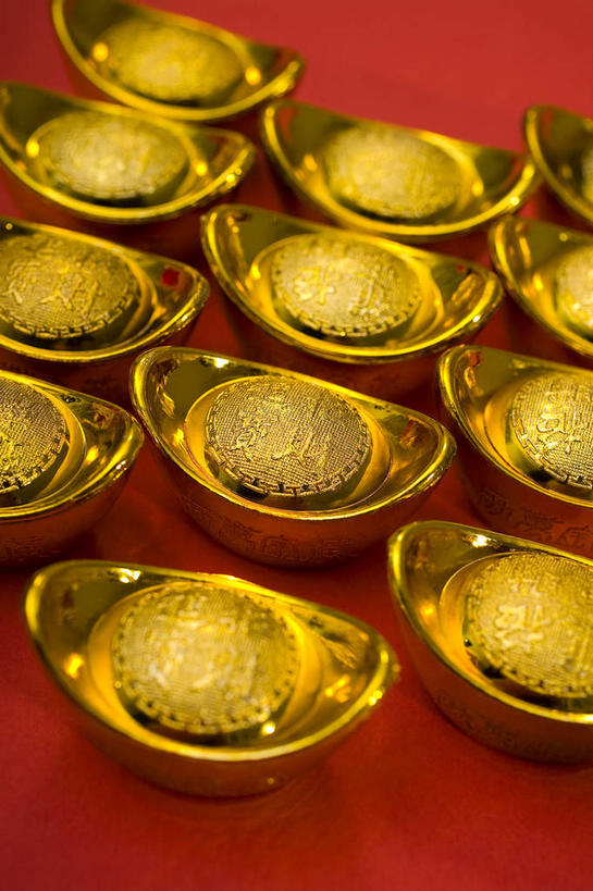 无人,竖图,俯视,室内,特写,白天,钱,桌子,静物,金属制品,一排,许多,红色背景,整齐,并列,并排,金属,钱币,很多,排列,金色,金融,摄影,金元宝,影棚,经济,队列,摄影棚,平行,流通,贸易,货币,金币,彩图,高角度拍摄,影棚拍摄,拍摄,元宝