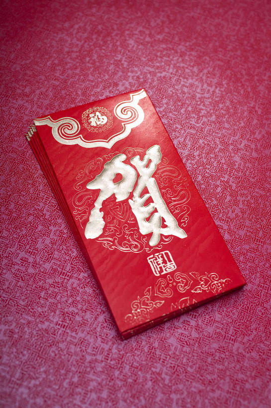 无人,竖图,俯视,室内,特写,白天,桌子,静物,一排,许多,风俗,整齐,民俗,标志,文字,字符,很多,标识,排列,红色,汉字,恭喜,红包,堆,队列,中文,祝贺,祝愿,国文,华文,民风,习气,习惯,红封包,彩图,高角度拍摄