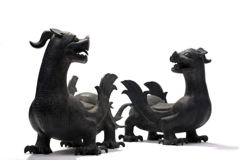 无人,站,横图,室内,特写,白天,白色背景,正面,静物,金属制品,雕塑,艺术,装饰,金属,雕刻,雕像,古典,扭头,文化,文物,两个,工艺品,站着,张嘴,转头,两只,摄影,影棚,古董,纪念,美术,古物,摄影棚,主题,怪物,陈列,张大嘴巴,古玩,青铜,功能,美学,怪兽,青铜器,张开嘴,站立,彩图,全身,影棚拍摄,拍摄,青铜制品