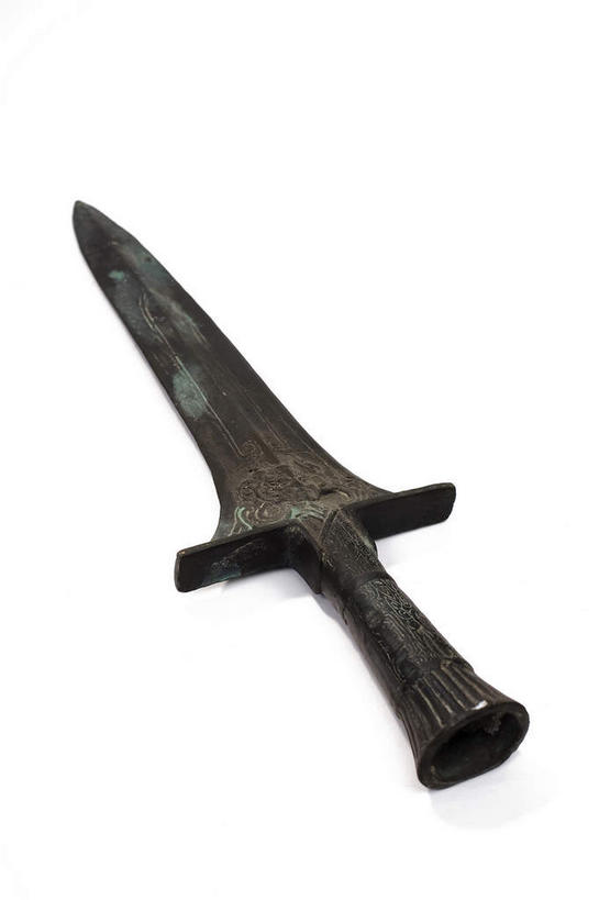 无人,竖图,俯视,室内,特写,白天,白色背景,竞争,静物,金属制品,一把,对抗,冲突,金属,古典,破坏,文化,文物,工艺品,武器,战争,摄影,影棚,古董,损坏,剑,攻击,威胁,古物,对立,矛盾,摄影棚,兵器,防御,古玩,青铜,敌对,挫败,斗争,抗拒,抗衡,杀伤,威慑,青铜器,短剑,百兵之君,短兵,危险,彩图,高角度拍摄,影棚拍摄,拍摄,青铜制品