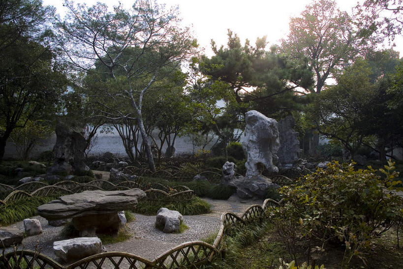 无人,栏杆,横图,室外,白天,正面,旅游,度假,石头,山,树林,植物,标志建筑,道路,地标,建筑,路,中国,亚洲,阴影,曲折,弯曲,艺术,光线,石子,影子,手工艺品,庭院,山峰,围栏,小路,院子,交通,山峦,文化,娱乐,建设,江苏,苏州,护栏,树,树木,绿色,天空,阳光,自然,工艺品,天,享受,休闲,假山,旅游胜地,放松,蜿蜒,生长,成长,高雅,东亚,江苏省,苏州市,中华人民共和国,华东地区,苏,自信心,品位,阊门,姑苏区,留园,石块,岩石,彩图,小山,姑苏,吴门