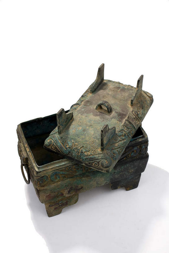 无人,竖图,俯视,室内,特写,白天,白色背景,静物,金属制品,雕塑,阴影,艺术,装饰,生锈,反射,金属,雕刻,雕像,影子,古典,文化,文物,一个,绿色,容器,工艺品,碗,摄影,影棚,单个,古董,纪念,储藏,腐蚀,侵蚀,美术,古物,储存,摄影棚,主题,陈列,古玩,青铜,功能,美学,青铜器,腐化,锈迹斑斑,彩图,高角度拍摄,影棚拍摄,拍摄,贮存,青铜制品,白敢畀盨,盨