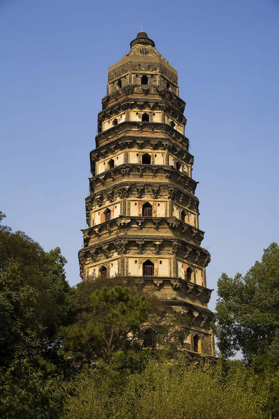 无人,公园,竖图,室外,白天,仰视,旅游,度假,名胜古迹,树林,植物,窗户,标志建筑,地标,建筑,中国,亚洲,阴影,遗迹,光线,影子,墙,塔,古迹,文物,娱乐,建设,古建筑,江苏,苏州,宝塔,佛塔,玻璃窗,墙壁,墙面,树,树木,蓝色,绿色,蓝天,天空,阳光,自然,天,享受,休闲,旅游胜地,放松,生长,晴朗,成长,古文明,东亚,江苏省,苏州市,虎丘,万里无云,中华人民共和国,华东地区,苏,浮图,浮屠,姑苏区,虎丘山,晴空,晴空万里,彩图,低角度拍摄,塔婆,浮图塔,浮头,佛图,姑苏,虎丘山风景名胜区,苏州虎丘公园