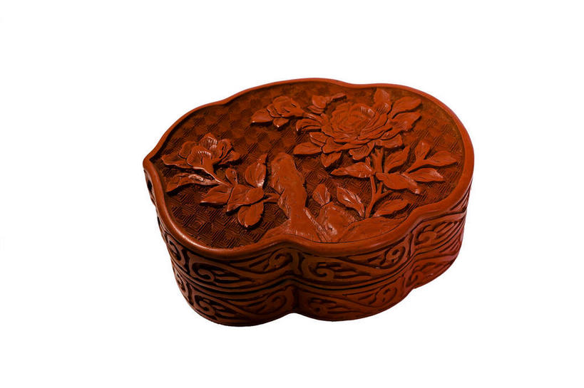 无人,横图,俯视,室内,特写,白天,白色背景,绘画,装修,牡丹花,静物,叶子,工艺美术品,漆器,雕塑,艺术,装饰,盛开,纹路,材料,雕刻,雕像,浮雕,纹理,褐色,绿叶,艺术品,古典,花蕾,文化,文物,装潢,花,花瓣,花朵,鲜花,一个,工艺品,花苞,花蕊,嫩叶,摄影,影棚,单个,古董,纪念,工艺,保护,涂料,美术,富贵,古物,摄影棚,主题,陈列,古玩,肌理,鼠姑,鹿韭,白茸,百雨金,功能,美学,浓情,圆满,富贵花,洛阳花,牡丹,木芍药,芍药,叶,叶片,画画,彩图,高角度拍摄,影棚拍摄,拍摄,浅浮雕,凡立水,绝缘漆,清漆