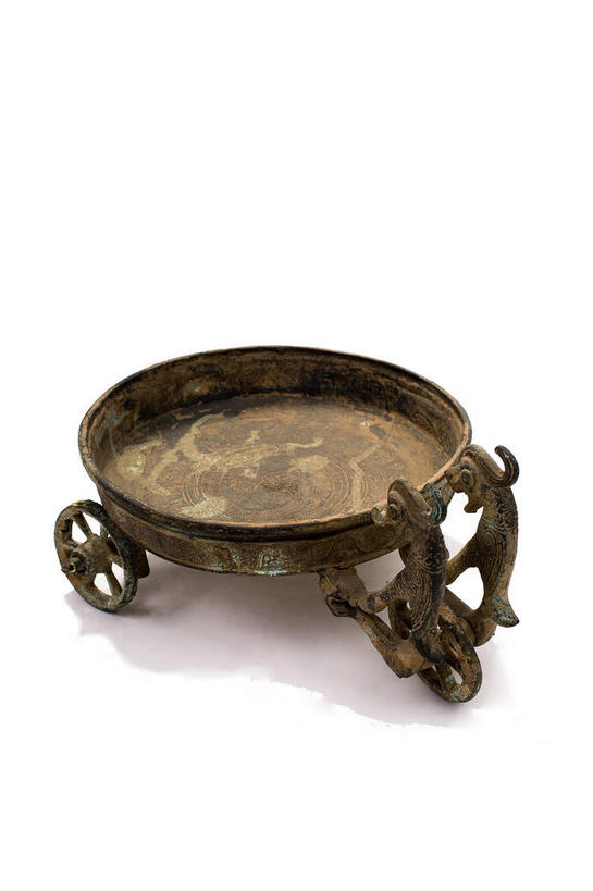 无人,竖图,俯视,室内,特写,白天,白色背景,成功,静物,金属制品,雕塑,两条,阴影,艺术,装饰,反射,金属,龙,雕刻,雕像,影子,古典,文化,文物,一个,工艺品,摄影,影棚,单个,古董,纪念,美术,古物,高贵,摄影棚,主题,图腾,传说,陈列,古玩,青铜,功能,美学,祥瑞,灵兽,青铜器,权势,尊荣,幸运,彩图,高角度拍摄,影棚拍摄,拍摄,青铜制品,双兽三轮盘