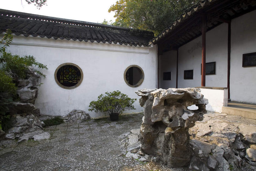 无人,横图,室外,白天,正面,旅游,度假,石头,山,树林,植物,窗户,标志建筑,道路,地标,建筑,路,中国,亚洲,阴影,艺术,光线,石子,瓦片,影子,柱子,手工艺品,墙,庭院,屋檐,山峰,小路,院子,交通,山峦,文化,娱乐,建设,江苏,苏州,檐,玻璃窗,墙壁,墙面,石板路,树,树木,绿色,白色,天空,阳光,自然,工艺品,天,享受,休闲,假山,旅游胜地,放松,生长,成长,高雅,东亚,江苏省,苏州市,中华人民共和国,华东地区,苏,自信心,品位,阊门,姑苏区,留园,石块,岩石,彩图,小山,姑苏,吴门