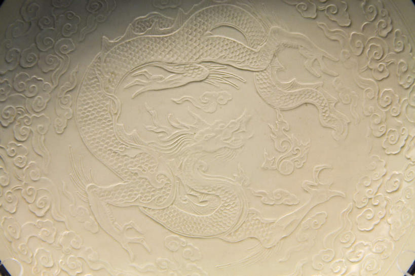 无人,横图,室内,特写,白天,正面,绘画,成功,静物,餐具,雕塑,一条,阴影,花纹,曲折,弯曲,艺术,装饰,反射,龙,雕刻,雕像,碟子,浮雕,盘,影子,古典,文化,文物,盘旋,一个,盘子,工艺品,碟,蜿蜒,单个,古董,纪念,美术,古物,高贵,主题,图腾,回旋,传说,陈列,古玩,扭转,盘龙,功能,美学,祥瑞,灵兽,权势,尊荣,幸运,画画,彩图,浅浮雕,夔龙纹,夔纹,纹饰