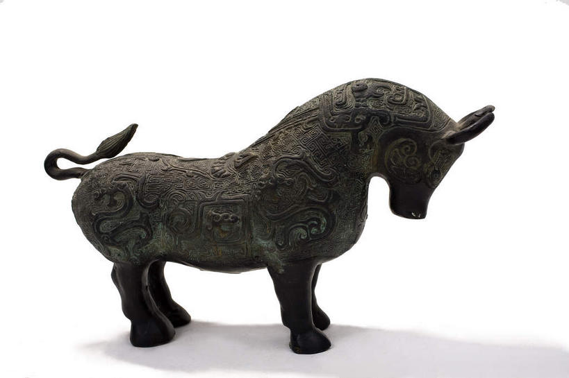 无人,站,横图,室内,特写,白天,白色背景,侧面,牛,静物,杯子,金属制品,阴影,生锈,反射,金属,影子,古典,注视,文化,文物,一个,一只,动物,酒杯,工艺品,低头,观察,看,站着,家畜,摄影,牲畜,影棚,单个,古董,观看,腐蚀,侵蚀,察看,古物,关注,摄影棚,樽,古玩,青铜,青铜器,垂头,腐化,锈迹斑斑,站立,彩图,全身,影棚拍摄,拍摄,青铜制品,牛尊,牺尊