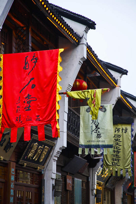 无人,家,商店,竖图,室外,白天,仰视,旅游,度假,名胜古迹,窗户,门,标志建筑,地标,建筑,旗帜,照明,雕塑,中国,亚洲,一块,许多,吊挂,悬挂,阴影,遗迹,艺术,装饰,光线,标志,彩灯,雕刻,牌匾,旗杆,文字,影子,字符,房屋,墙,屋顶,屋子,灯光,很多,挂,顶棚,古迹,文化,文物,娱乐,标识,旗子,建设,商铺,古建筑,浙江,楼房,玻璃窗,墙壁,墙面,住宅,灯,浙江省,红色,蓝色,蓝天,天空,阳光,工艺品,灯具,门框,天,享受,休闲,汉字,旅游胜地,放松,花灯,晴朗,纪念,杭州,照亮,美术,照明设备,中文,主题,陈列,古文明,东亚,杭州市,万里无云,中华人民共和国,华东地区,省会,浙,功能,美学,国文,华文,旗号,市肆,商号,晴空,晴空万里,彩图,低角度拍摄,房子,店铺,上城区,清荷坊