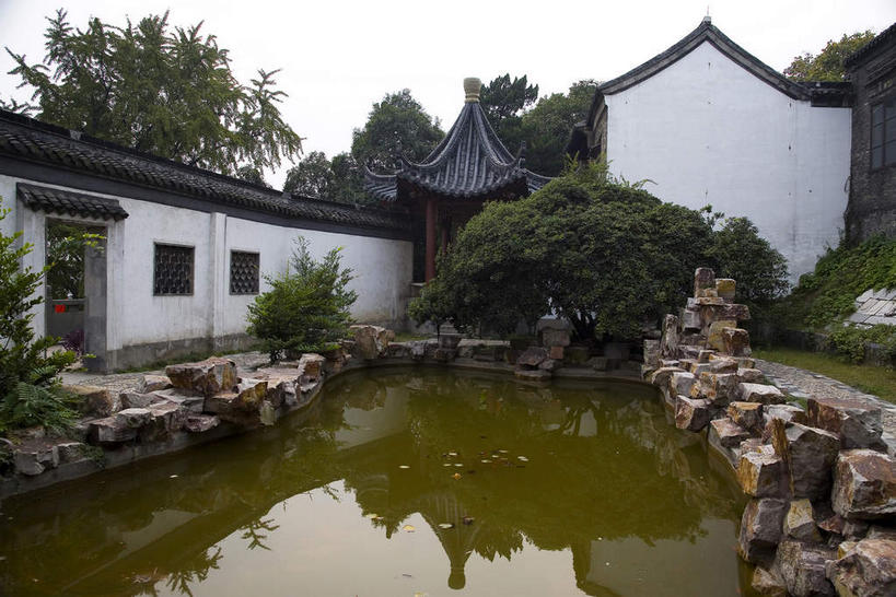 无人,寺庙,横图,室外,白天,正面,旅游,度假,湖,湖泊,石头,名胜古迹,树林,水,植物,窗户,门,标志建筑,道路,地标,建筑,路,中国,亚洲,许多,阴影,节日,曲折,弯曲,遗迹,光线,石子,影子,墙,屋顶,湖面,水流,水面,小路,交通,很多,燃烧,顶棚,古迹,文化,文物,娱乐,建设,古建筑,江苏,玻璃窗,墙壁,墙面,树,树木,绿色,白色,倒影,天空,阳光,自然,香火,门框,庙宇,湖水,天,祈祷,享受,休闲,健康,旅游胜地,放松,许愿,宗教,蜿蜒,信仰,生长,成长,纪念,祈求,倒映,古文明,东亚,江苏省,中华人民共和国,华东地区,苏,镇江,镇江市,反照,平安,石块,岩石,彩图,庙,寺,甘露寺,北固山,天下第一江山