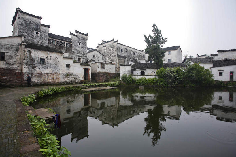 无人,家,横图,室外,白天,仰视,旅游,度假,湖,湖泊,名胜古迹,树林,水,植物,窗户,门,标志建筑,道路,地标,建筑,路,中国,亚洲,许多,曲折,弯曲,遗迹,房屋,墙,屋顶,屋子,湖面,水流,水面,乡村,农村,小路,交通,很多,顶棚,古迹,文物,娱乐,建设,古建筑,浙江,楼房,玻璃窗,墙壁,墙面,住宅,树,树木,浙江省,绿色,白色,倒影,天空,自然,门框,村庄,湖水,天,享受,休闲,旅游胜地,放松,蜿蜒,生长,成长,村落,倒映,古文明,东亚,中华人民共和国,华东地区,浙,金华,金华市,屯子,墟落,反照,彩图,低角度拍摄,房子,兰谿市,兰溪市