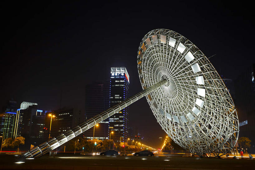 无人,高楼大厦,横图,室外,白天,仰视,旅游,度假,标志建筑,大厦,道路,地标,建筑,路,路灯,摩天大楼,公路,照明,雕塑,上海,中国,亚洲,许多,阴影,艺术,装饰,时间,光线,雕刻,雕像,影子,灯光,交通,很多,计时,娱乐,建设,浦东,灯,一个,工艺品,享受,休闲,旅游胜地,放松,单个,纪念,照亮,美术,申,准确,照明设备,主题,精准,陈列,浦东新区,世纪大道,世纪广场,日晷,东亚,上海市,中华人民共和国,沪,华东地区,功能,美学,日规,马路,彩图,低角度拍摄,大楼,高层建筑,高楼,摩天楼,上海世纪广场,东方之光