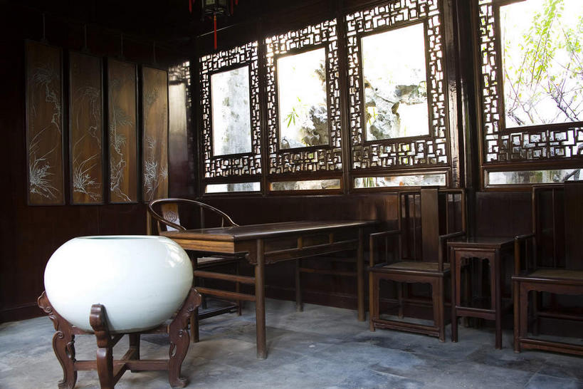 无人,客厅,横图,室内,白天,正面,旅游,度假,树林,植物,窗户,桌面,桌子,标志建筑,地标,建筑,椅子,中国,亚洲,阴影,透明,光线,木制,瓷砖,地砖,影子,陶瓷,木椅,木桌,墙,陶瓷制品,鱼缸,地面,娱乐,建设,江苏,苏州,玻璃窗,架子,墙壁,墙面,树,树木,一个,绿色,天空,阳光,自然,木制品,天,享受,休闲,旅游胜地,放松,生长,单个,成长,支撑,固定,起居室,东亚,江苏省,苏州市,拙政园,中华人民共和国,华东地区,苏,通透,客堂,苏州园林,中国园林之母,彩图,木桌子