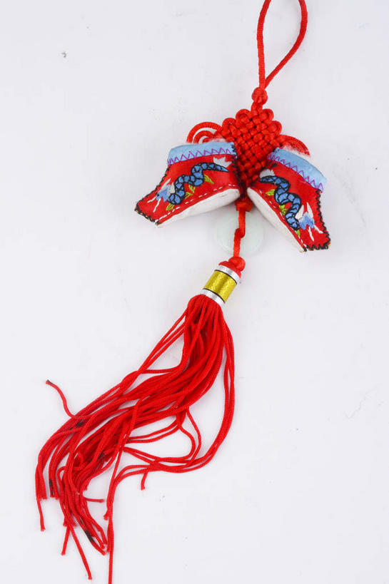 无人,竖图,俯视,室内,特写,白天,背景,静物,鞋子,一双,艺术,手工艺品,文化,一个,红色,工艺品,中国结,摄影,影棚,单个,布鞋,高雅,摄影棚,饰物,自信心,品位,彩图,高角度拍摄,影棚拍摄,拍摄