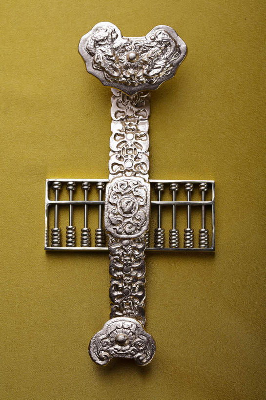 无人,竖图,俯视,室内,特写,白天,幸福,算盘,静物,金属制品,玉,阴影,黄色背景,古老,反射,计算,科学,纹路,金属,纹理,影子,银色,办公用品,文化,传统,一个,理财,财务,摄影,奢侈品,影棚,单个,玉器,吉祥,贵重,珍贵,数学,摄影棚,玉石,如意,肌理,宝贵,珠算,彩图,高角度拍摄,影棚拍摄,拍摄,玉如意