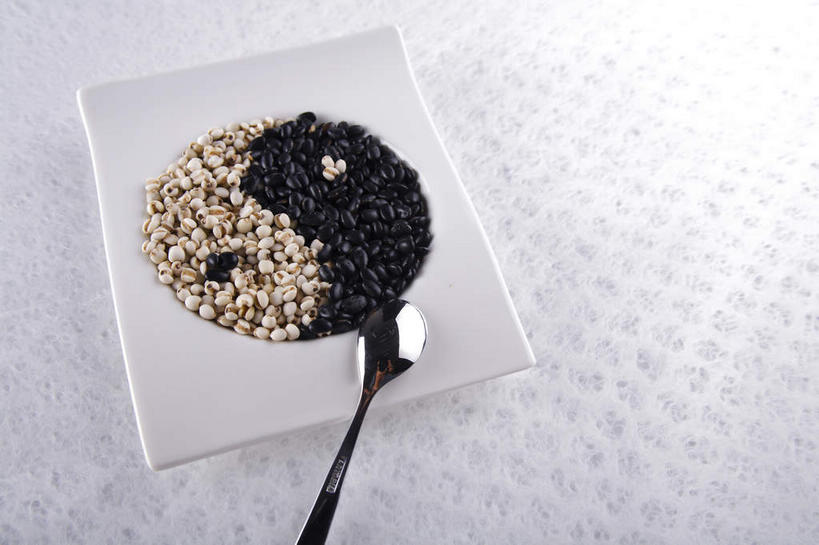 无人,横图,室内,特写,白天,正面,植物,餐桌,桌子,豆,蔬菜,餐具,金属制品,一堆,许多,堆叠,堆积,新鲜,纹路,金属,碟子,盘,纹理,勺子,豆类,豆子,黑豆,食品,很多,文化,中药,食物,两个,白色,黑色,盘子,调羹,碟,汤匙,祈祷,许愿,宗教,信仰,有机食品,绿色食品,餐台,堆,祈求,吉祥,风水,八卦,阴阳,薏米,豆科,乌豆,乌大豆,薏仁,肌理,吉凶,吉利,晦气,不祥,倒霉,霉运,恶兆,凶险,苡米,苡仁,薏苡仁,米仁,八卦图,平安,彩图