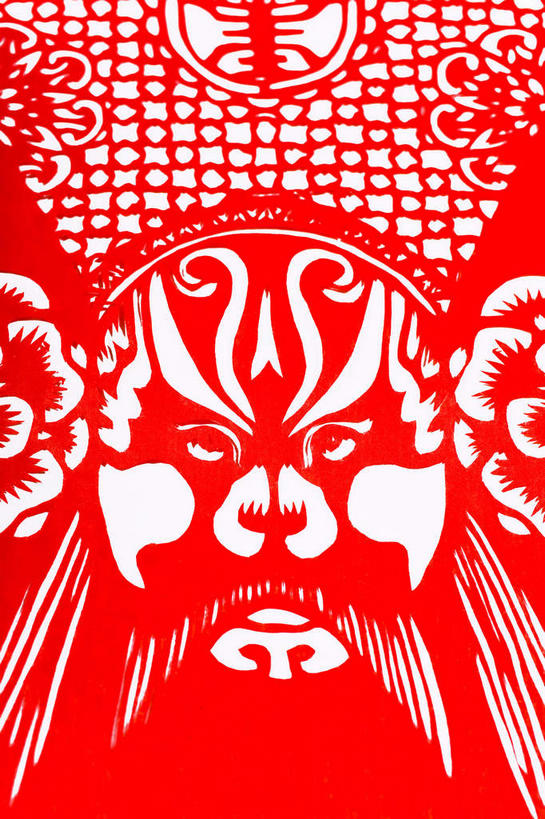 东方人,一个人,无人,竖图,室内,特写,白天,正面,静物,亚洲,仅一个男性,仅一个人,仅一个中年男性,艺术,纹路,面具,纹理,纸艺,手工艺品,注视,黄种人,文化,红色,脸谱,纸制品,工艺品,剪纸,观察,看,观看,察看,高雅,关注,中国文化,京剧,戏曲,国粹,肌理,皮黄,自信心,品位,剪画,刻纸,男人,男性,中年男性,亚洲人,半身,彩图,国剧,京戏,平剧,中国戏曲,京剧脸谱,传统文化