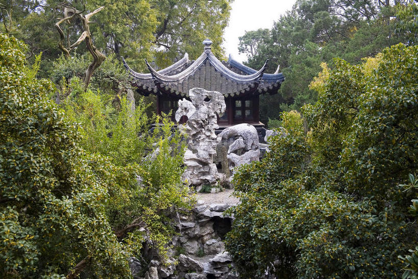 无人,横图,室外,白天,正面,旅游,度假,河流,礁石,石头,名胜古迹,水,植物,标志建筑,地标,建筑,中国,亚洲,阴影,遗迹,光线,石子,瓦片,影子,亭子,屋顶,屋檐,河水,水流,顶棚,古迹,文物,娱乐,建设,古建筑,江苏,苏州,檐,树,树木,绿色,天空,阳光,自然,凉亭,天,享受,休闲,旅游胜地,放松,生长,成长,古文明,东亚,江苏省,苏州市,中华人民共和国,华东地区,苏,阊门,姑苏区,留园,礁,石块,岩石,彩图,姑苏,飞檐,吴门