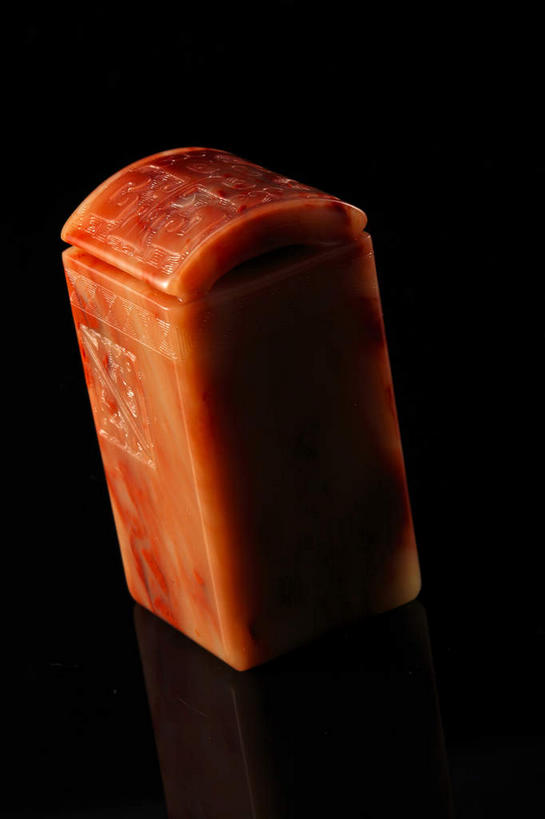 无人,竖图,俯视,室内,特写,白天,静物,玉,雕塑,黑色背景,艺术,装饰,纹路,雕刻,雕像,纹理,褐色,一个,工艺品,摄影,奢侈品,影棚,单个,纪念,玉器,美术,贵重,珍贵,摄影棚,主题,陈列,玉石,肌理,功能,美学,宝贵,彩图,高角度拍摄,影棚拍摄,拍摄,玉玺,官印,玺,印叫玺,国玺