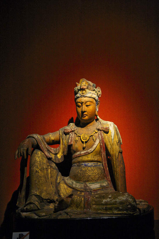 东方人,一个人,无人,坐,盘腿,竖图,室内,特写,白天,正面,静物,雕塑,中国,亚洲,仅一个男性,仅一个人,仅一个中年男性,服装,艺术,装饰,纹路,雕刻,雕像,头饰,纹理,黄种人,一个,衣服,发夹,发饰,夹子,工艺品,服饰,单个,纪念,美术,衣着,穿着,主题,陈列,佛祖,东亚,佛陀,肌理,中华人民共和国,功能,美学,衣饰,圣人,佛教创始者,乔达摩.悉达多,如来佛祖,释迦佛,释迦牟尼,我佛如来,男人,男性,中年男性,亚洲人,盘腿而坐,盘膝,盘着腿的,盘着腿坐,双腿交叉,坐着,彩图,全身