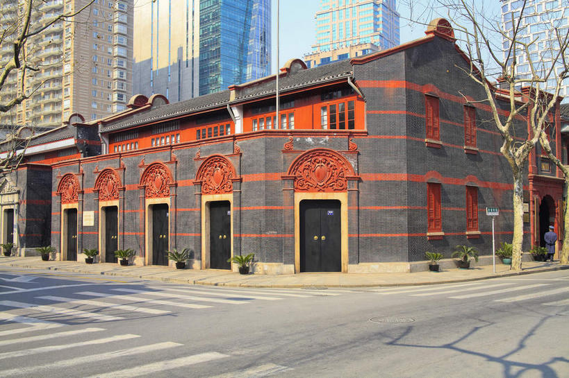 无人,家,横图,室外,白天,正面,旅游,度假,建材,植物,门,标志建筑,地标,建筑,上海,中国,亚洲,一排,许多,阴影,整齐,光线,纹路,材料,盆栽,纹理,影子,砖,砖块,房屋,墙,屋子,盆景,很多,娱乐,建设,楼房,墙壁,墙面,住宅,排列,蓝色,绿色,蓝天,天空,阳光,自然,门框,天,享受,休闲,砖头,旅游胜地,放松,建造,生长,晴朗,成长,申,队列,黄浦区,东亚,黄陂南路,中共一大会址,上海市,万里无云,肌理,中华人民共和国,沪,华东地区,石料,晴空,晴空万里,彩图,房子,砌墙砖,中国共产党第一次全国代表大会会址