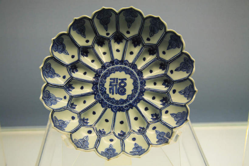 无人,商店,横图,室内,特写,白天,正面,静物,餐具,灰色背景,环绕,围绕,纹路,碟子,盘,纹理,环抱,一个,盘子,柜台,碟,展示,摄影,影棚,单个,出售,摄影棚,肌理,展示柜,萦绕,彩图,影棚拍摄,拍摄