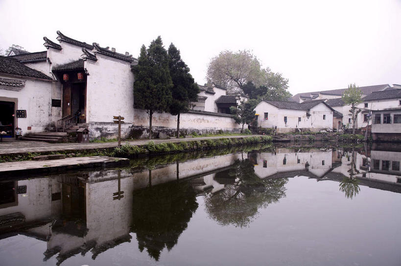 无人,家,横图,室外,白天,仰视,旅游,度假,名胜古迹,植物,标志建筑,地标,建筑,中国,亚洲,遗迹,瓦片,房屋,墙,屋顶,屋檐,屋子,池塘,水池,乌云,云,阴天,云朵,云彩,顶棚,古迹,文物,娱乐,建设,古建筑,浙江,楼房,檐,墙壁,墙面,住宅,树,树木,浙江省,绿色,白色,倒影,天空,自然,天,享受,休闲,旅游胜地,放松,生长,成长,倒映,昏暗,阴沉,古文明,东亚,中华人民共和国,华东地区,浙,金华,金华市,反照,彩图,低角度拍摄,房子,兰谿市,兰溪市