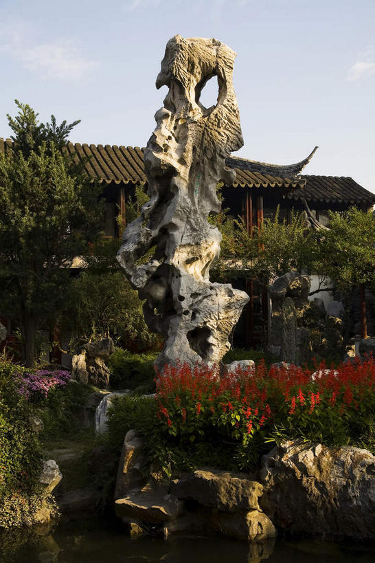 无人,家,竖图,室外,白天,正面,旅游,度假,石头,名胜古迹,山,植物,标志建筑,地标,建筑,中国,亚洲,阴影,遗迹,艺术,光线,石子,瓦片,影子,手工艺品,房屋,屋顶,屋檐,屋子,山峰,云,云朵,山峦,云彩,顶棚,古迹,文化,文物,娱乐,建设,古建筑,江苏,苏州,楼房,檐,住宅,树,树木,蓝色,绿色,白云,蓝天,天空,阳光,自然,工艺品,天,享受,休闲,假山,旅游胜地,放松,生长,晴朗,成长,高雅,古文明,东亚,江苏省,苏州市,中华人民共和国,华东地区,苏,自信心,品位,阊门,姑苏区,留园,石块,岩石,晴空,彩图,房子,小山,姑苏,吴门