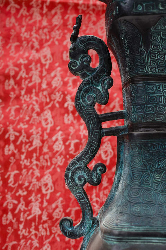 无人,竖图,室内,特写,白天,正面,湖,湖泊,水,静物,金属制品,纹路,金属,纹理,湖面,水流,水面,一个,湖水,单个,肌理,青铜,青铜器,彩图,青铜制品