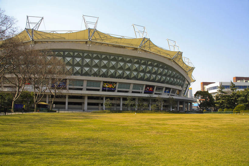 无人,体育馆,家,运动场,横图,室外,白天,仰视,旅游,度假,草地,草坪,植物,窗户,标志建筑,地标,建筑,上海,中国,亚洲,一排,许多,阴影,整齐,光线,影子,柱子,房屋,墙,屋子,很多,娱乐,建设,体育场,楼房,玻璃窗,墙壁,墙面,住宅,草,树,树木,排列,蓝色,绿色,蓝天,天空,阳光,自然,天,享受,休闲,旅游胜地,放松,生长,晴朗,成长,申,队列,东亚,上海体育馆,徐汇区,上海大舞台,上海市,万里无云,中华人民共和国,沪,华东地区,运动馆,晴空,晴空万里,彩图,低角度拍摄,房子,万人体育馆