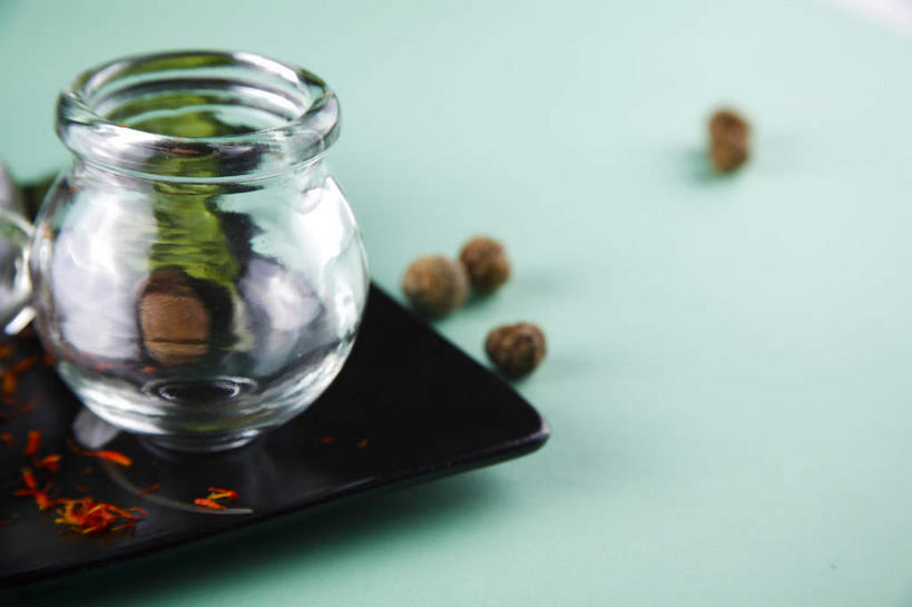 无人,横图,俯视,室内,特写,白天,背景,植物,餐桌,桌子,餐具,玻璃,阴影,朦胧,模糊,反射,碟子,盘,影子,褐色,草药,药草,中药,玻璃制品,两个,盘子,玻璃瓶,瓶子,碟,摄影,影棚,餐台,摄影棚,药材,中草药,广口瓶,中药材,本草,四粒,彩图,高角度拍摄,影棚拍摄,拍摄