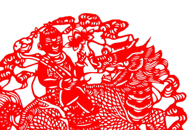 东方人,儿童,一个人,无人,坐,横图,俯视,室内,特写,白天,白色背景,民族服装,幸福,纯洁,莲花,静物,叶子,玉,亚洲,仅一个男性,仅一个人,一张,握,服装,艺术,纸艺,手工艺品,荷叶,拿,拿着,黄种人,文化,一个,一只,小孩,衣服,红色,纸制品,工艺品,剪纸,仅一个小孩,可爱,童年,童趣,搭,握着,摄影,奢侈品,服饰,影棚,单个,麒麟,玉器,吉祥,贵重,珍贵,高雅,富贵,神圣,衣着,穿着,搭着,摄影棚,玉石,童真,烂漫,无邪,纯净,如意,自信心,品位,莲叶,长寿,剪画,刻纸,六月花神,正直,灵兽,衣饰,太平,宝贵,天真,鞭蕖,鞭蓉,芙蕖,菡萏,荷花,六月春,藕花,水旦,水芙蓉,水华,水芸,溪客,男孩,男人,男性,亚洲人,孩子,叶,叶片,坐着,半身,彩图,高角度拍摄,影棚拍摄,传统服装,民俗服,拍摄,玉如意,祥兽,男生