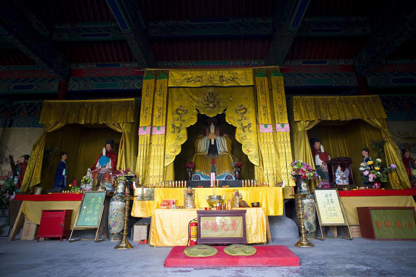 东方人,无人,坐,横图,室内,白天,仰视,民族服装,旅游,度假,窗帘,标志建筑,地标,建筑,花瓶,雕塑,中国,亚洲,许多,阴影,服装,艺术,装饰,盛开,反射,木制,标志,瓷砖,地砖,雕刻,雕像,文字,香炉,影子,字符,陶瓷,墙,陶瓷制品,地面,很多,许多人,花蕾,注视,黄种人,娱乐,标识,建设,山东,墙壁,墙面,蒲团,花,花瓣,花朵,鲜花,衣服,帘子,木制品,瓶子,容器,箱子,工艺品,花苞,花蕊,观察,看,祈祷,一群人,享受,休闲,金色,遮阳,汉字,旅游胜地,放松,许愿,宗教,服饰,信仰,观看,纪念,储藏,华丽,修饰,祈求,美术,祭奠,祭祀,点缀,察看,衣着,储存,穿着,关注,中文,主题,祭坛,陈列,东亚,山东省,济南,中华人民共和国,华东地区,省会,功能,美学,衬托,美观,雅致,雅观,国文,华文,鲁,济南市,衣饰,敬拜,蒲墩,圆座,男人,男性,年轻男性,年轻女性,女人,女性,亚洲人,坐着,半身,彩图,低角度拍摄,传统服装,民俗服,舜耕山,千佛山,历山,贮存,功德箱