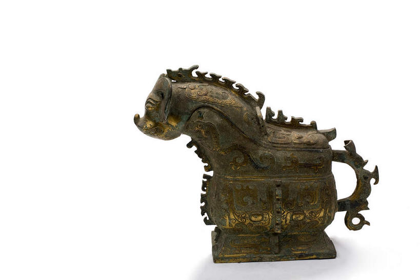 无人,横图,室内,特写,白天,白色背景,正面,静物,杯子,金属制品,雕塑,艺术,装饰,金属,雕刻,雕像,古典,文化,文物,一个,酒杯,工艺品,摄影,影棚,单个,古董,纪念,美术,古物,摄影棚,主题,陈列,古玩,青铜,功能,美学,青铜器,彩图,影棚拍摄,拍摄,青铜制品,觥,西周折觥,折觥