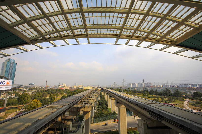 无人,高楼大厦,横图,室外,白天,正面,度假,美景,树林,植物,窗户,天花板,城市风光,城市,大厦,建筑,路,路灯,摩天大楼,铁路,车站,照明,上海,中国,亚洲,阴影,光线,信息,影子,柱子,墙,景观,云,云朵,灯光,轨道,站台,交通,铁轨,云彩,娱乐,月台,海报,玻璃窗,广告,墙壁,墙面,车,灯,树,树木,蓝色,绿色,白云,蓝天,天空,阳光,自然,交通工具,天,享受,休闲,景色,放松,运输,生长,晴朗,成长,照亮,申,照明设备,载具,磁悬浮,宣传,东亚,上海市,磁悬浮列车,中华人民共和国,沪,华东地区,晴空,彩图,大楼,高层建筑,高楼,摩天楼,磁悬浮技术,招贴,上海磁悬浮列车