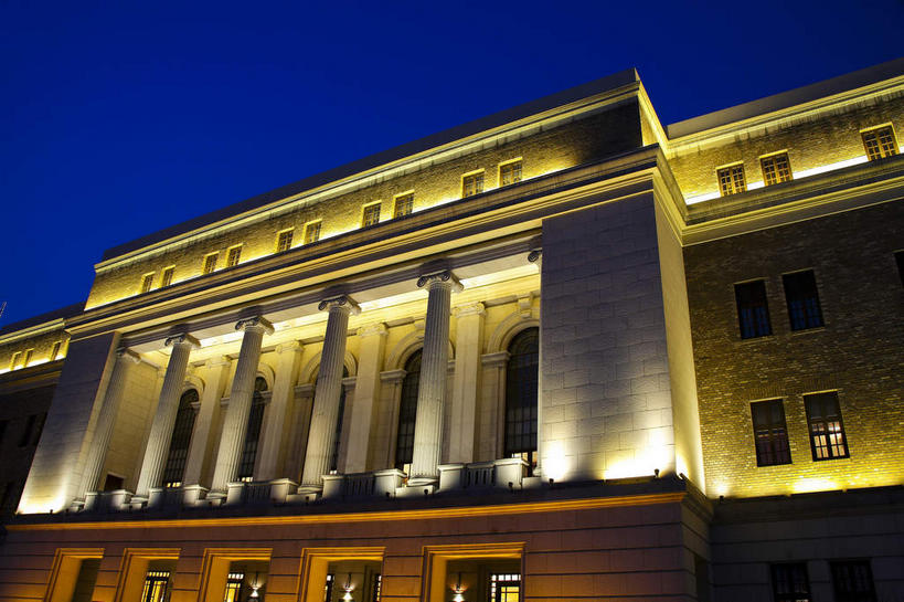 无人,音乐厅,横图,室外,夜晚,仰视,度假,美景,窗户,门,城市风光,城市,照明,上海,中国,亚洲,一排,阴影,整齐,光线,壁灯,影子,柱子,墙,景观,灯光,四根,娱乐,玻璃窗,墙壁,墙面,灯,排列,蓝色,蓝天,天空,阳光,灯具,门框,天,享受,休闲,景色,放松,晴朗,照亮,申,照明设备,队列,黄浦区,东亚,南京大戏院,上海音乐厅,延安东路,上海市,万里无云,中华人民共和国,沪,华东地区,晴空,晴空万里,彩图,低角度拍摄,演奏厅