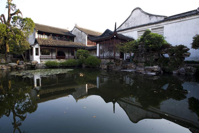 无人,家,栏杆,横图,室外,白天,正面,旅游,度假,湖,湖泊,树林,水,植物,窗户,门,标志建筑,地标,建筑,中国,亚洲,阴影,光线,影子,柱子,房屋,墙,屋顶,屋子,湖面,水流,水面,乡村,农村,围栏,顶棚,娱乐,建设,江苏,苏州,护栏,楼房,玻璃窗,墙壁,墙面,住宅,树,树木,绿色,白色,倒影,天空,阳光,自然,门框,村庄,湖水,天,享受,休闲,旅游胜地,放松,生长,成长,村落,倒映,东亚,江苏省,苏州市,拙政园,中华人民共和国,华东地区,苏,屯子,墟落,反照,苏州园林,中国园林之母,彩图,房子