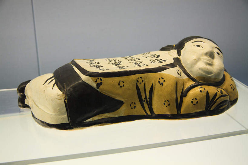 无人,商店,横图,室内,特写,白天,正面,静物,雕塑,灰色背景,艺术,装饰,纹路,雕刻,雕像,纹理,陶瓷,陶瓷制品,一个,柜台,工艺品,展示,摄影,影棚,单个,纪念,出售,美术,摄影棚,主题,陈列,肌理,功能,美学,展示柜,彩图,影棚拍摄,拍摄