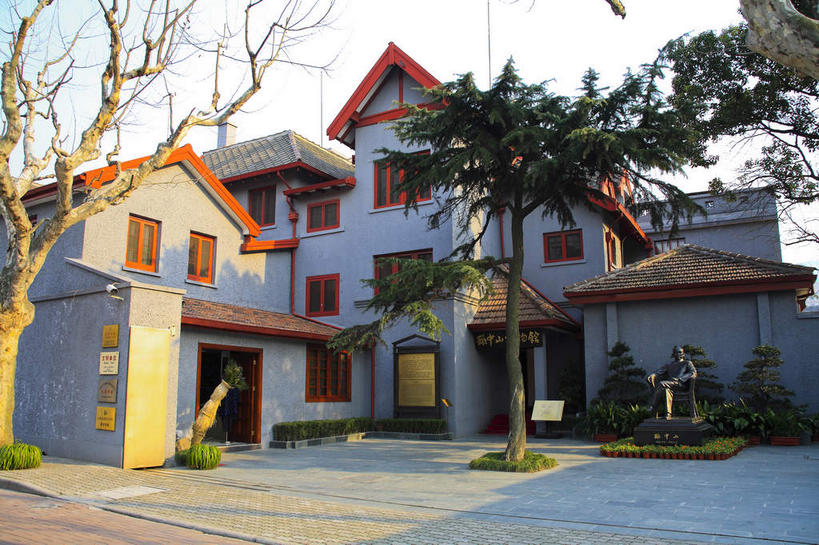 无人,家,横图,室外,白天,仰视,旅游,度假,建材,植物,标志建筑,道路,地标,建筑,路,上海,中国,亚洲,阴影,光线,纹路,材料,瓦片,纹理,影子,砖,砖块,房屋,墙,屋檐,屋子,小路,交通,娱乐,建设,楼房,檐,墙壁,墙面,住宅,树,树木,绿色,黑色,天空,阳光,自然,天,享受,休闲,砖头,旅游胜地,放松,建造,生长,成长,申,黄浦区,东亚,上海市,国父纪念馆,肌理,中华人民共和国,沪,华东地区,上海孙中山故居纪念馆,石料,彩图,低角度拍摄,房子,砌墙砖,孙中山故居纪念馆,香山路,莫利爱路,上海孙中山故居,上海中山故居