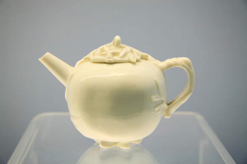 无人,商店,横图,室内,特写,白天,正面,静物,灰色背景,壶,陶瓷,陶瓷制品,水壶,一个,白色,茶壶,容器,柜台,展示,摄影,影棚,单个,出售,摄影棚,展示柜,彩图,影棚拍摄,拍摄